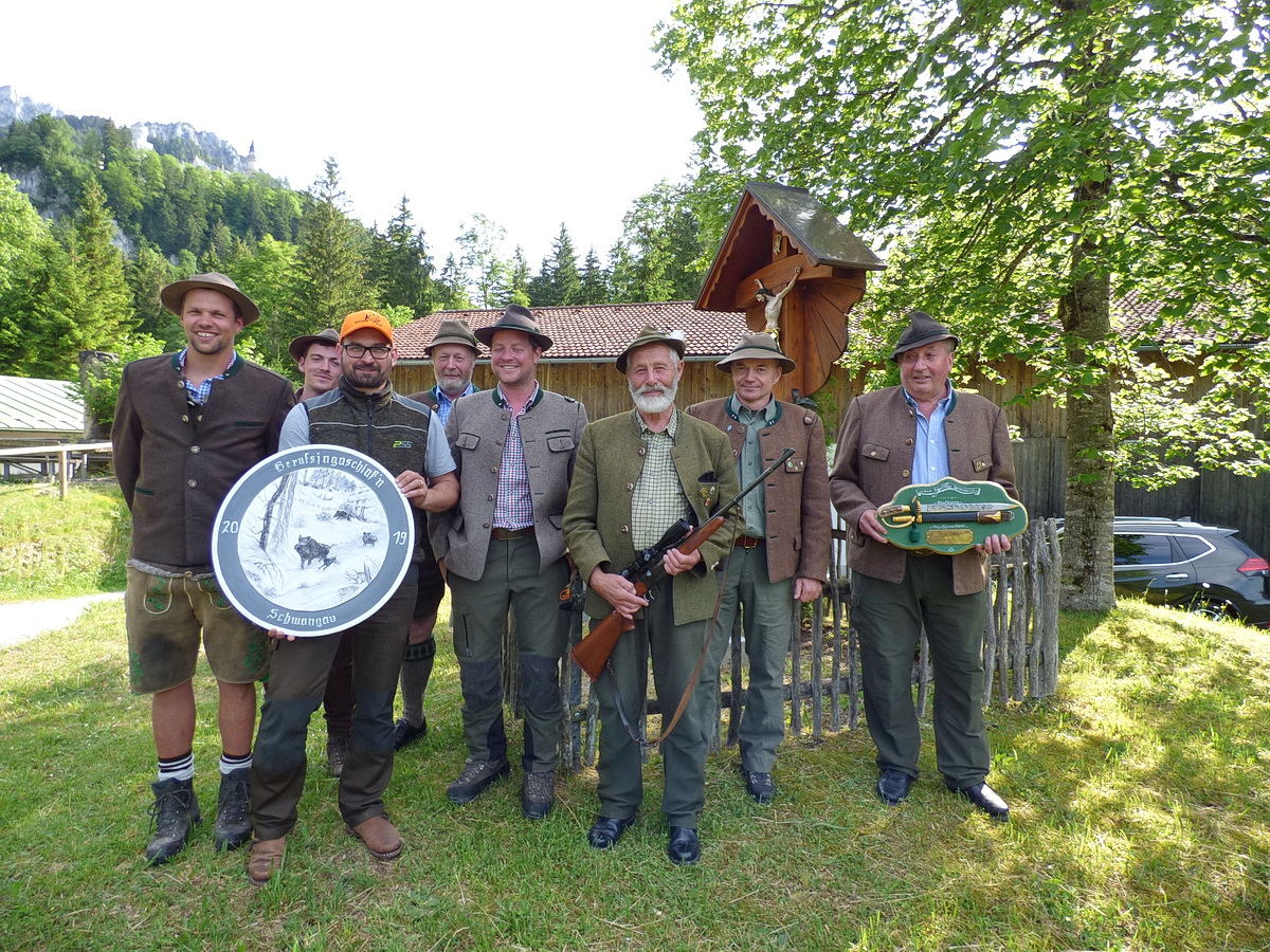 V.l.n.r.: Mario Mack, Hannes Fischer, Peter Beer, Wildmeister Karl Mayr, RJ Beni Koch, Hubert Pobertschnig (mit Gewehr), 1. Vorsitzender der Bayerischen Berufsjäger Max Keler und Wildmeister Ludwig Gschmeißner