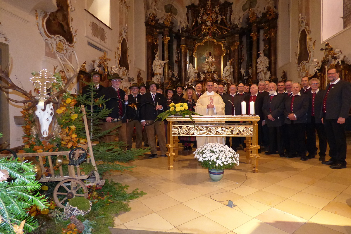 Die Jagdhornbläser und der Männerchor Seeg mit Pfarrer Wolfgang Schnabel am Hochaltar