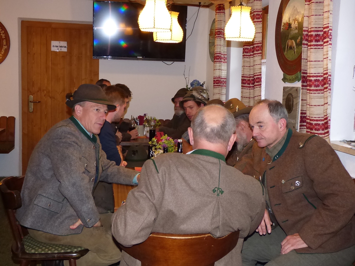 Im angeregten Gespräch, im Vordergrund rechts 1. Vorsitzender der Bayerischen Berufsjäger