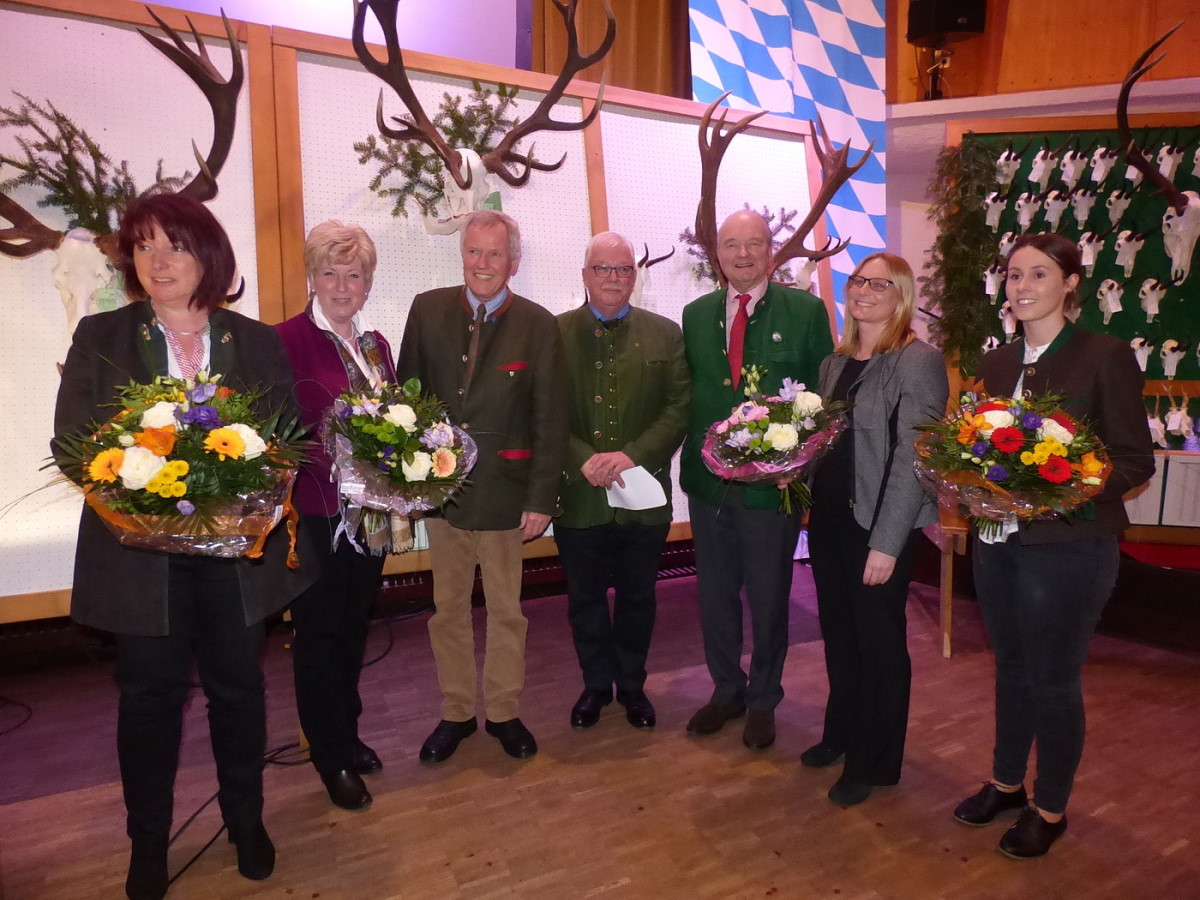 Blumensträuße für die Damen - Die Ehrengäste von links nach rechts: Landrätin Rita-Maria Zinnecker, MdL Angelika Schorer, Dr. Jürgen Vocke, Hermann Koch, Moritz Fürst zu Öttingen-Wallerstein, Frau Hartmann und Frau Greisel