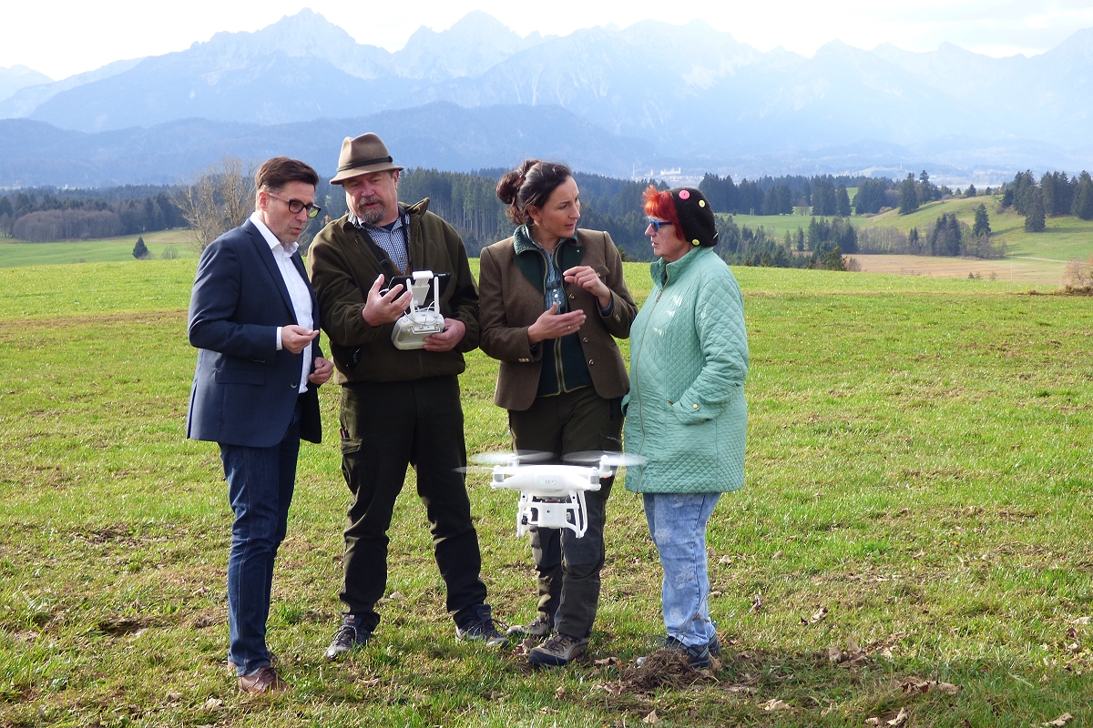 Drohnenpilot Winfried Hirsch erklärt die Funktion